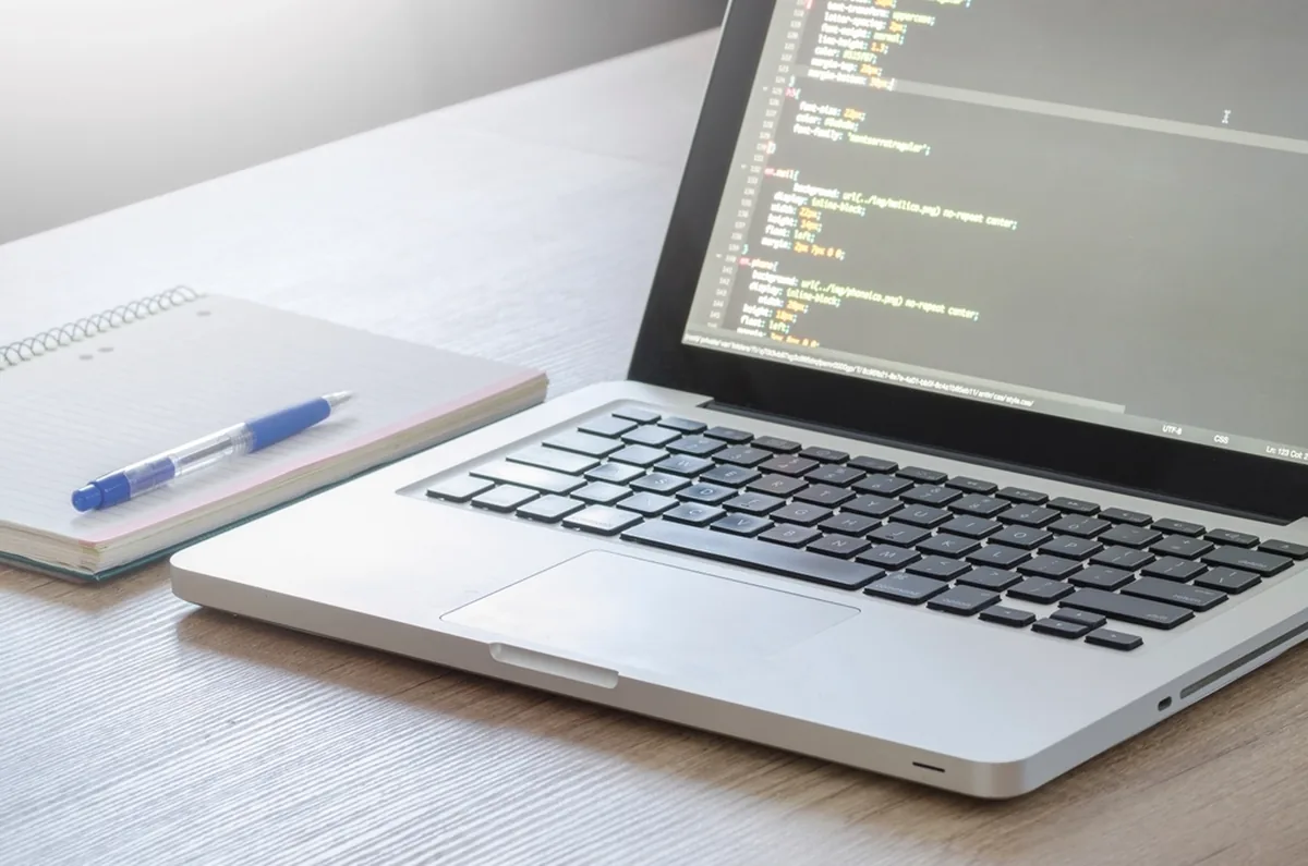 Masada açık dizüstü bilgisayar ekranında web sitesi CSS kodu