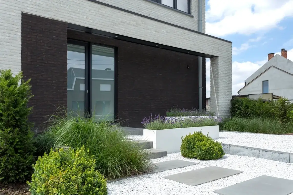Bahçe peyzajıyla çevrili modern tuğla ve beton cepheli konut